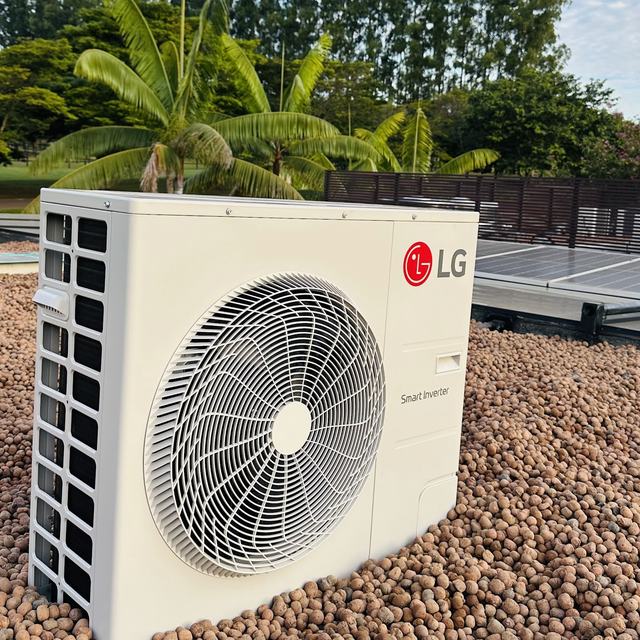 Condensadora LG Smart Inverter sobre argila expandida em cobertura