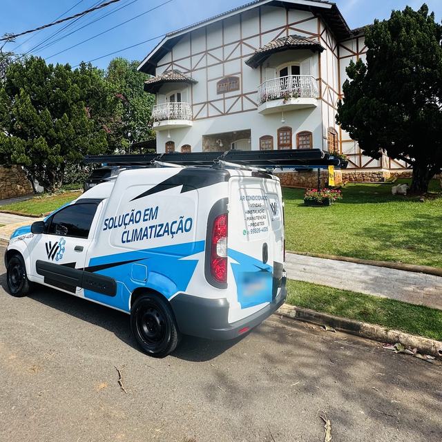 Van da W V Climatização estacionada em frente a uma casa atendida
